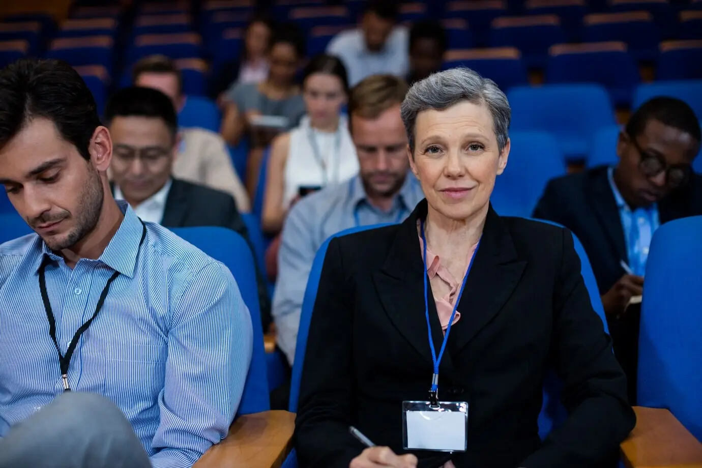 Руководители бизнеса участвуют в деловом совещании.